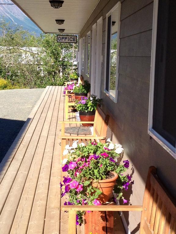 Parkside Inn Haines Junction Exteriör bild