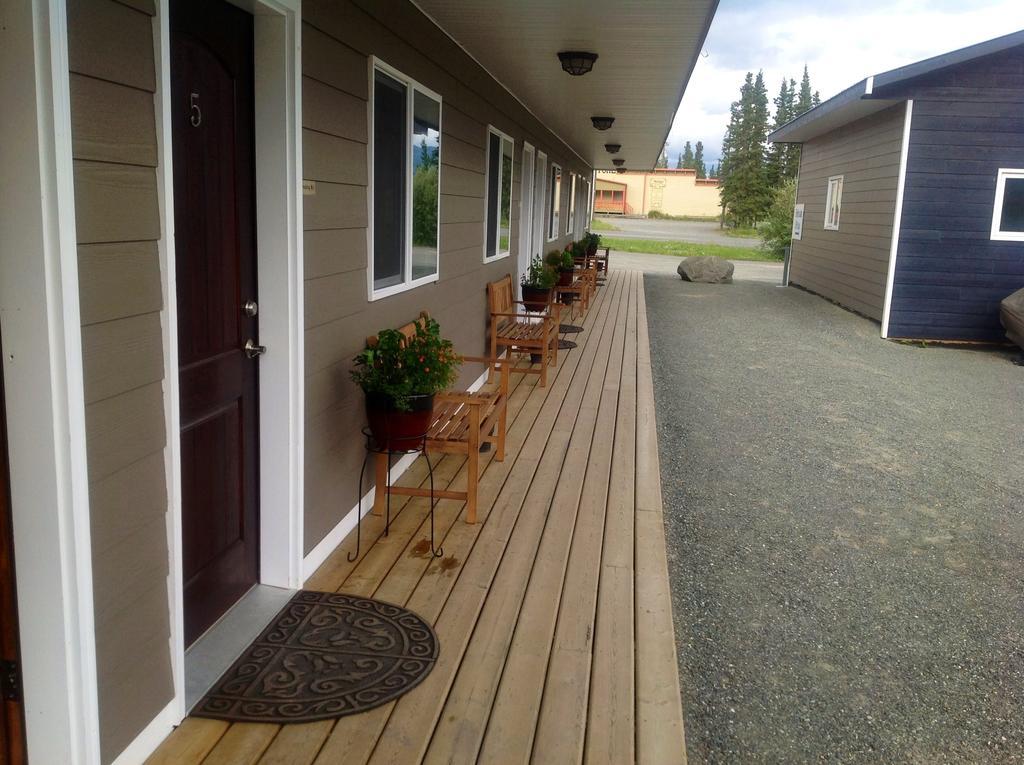 Parkside Inn Haines Junction Exteriör bild